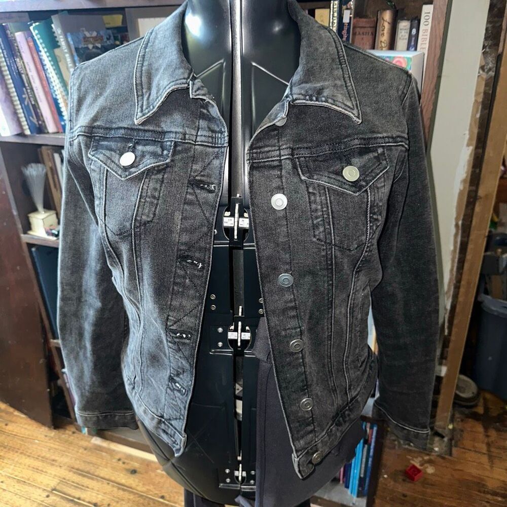 Time & Tru washed black distressed classic S denim jacket